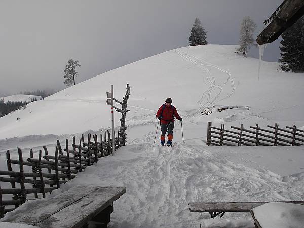 17 Nun erreichen auch die Schneeschuhgeher die Huette